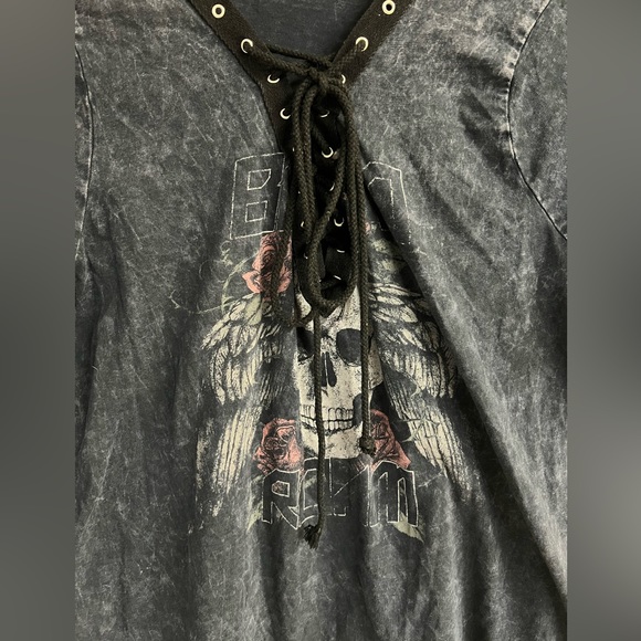 TORRID 0 Lace Up Tee Size L / 12 Skull Roses Born To Roam V Neck Moto Rock $43 - Picture 3 of 13